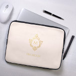 Monogram Blush Roze   Faux Gold Crest Laptop Sleeve<br><div class="desc">Een elegant roze en gouden ontwerp met het monogram initiaal in een kam, aanbevolen voor een vrouw. De kam is faux gold folie, de achtergrond is blush pink. Onder de kam, in kleine petten, is er de naam in gouden petten. De bloemenkam uit een oude boekomslagband, van het boek "Rust,...</div>