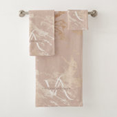 Monogram Blush Roze marmer Gold Foil Trendy Custom Bad Handdoek (Insitu)
