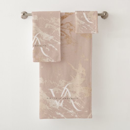 Monogram Blush Roze marmer Gold Foil Trendy Custom Bad Handdoek (Insitu)