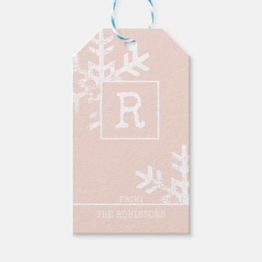 Monogram Blush Roze Verdrietige Sneeuwvlok Vakanti Cadeaulabel (Voorkant)