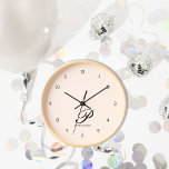 Monogram Blush Roze Wandklok<br><div class="desc">Stap in verfijning met onze gepersonaliseerde Script Wall Clock in boeiende Blush Pink. Het delicate script lettertype, met uw eerste initiaal en volledige naam, voegt een vleugje gepersonaliseerde charme toe aan uw leefruimte. Gemaakt van hoogwaardige materialen, is deze wandklok gebouwd om de tand des tijds te doorstaan. De Blush Pink...</div>