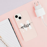 Monogram borstel kalligrafie Blush iPhone 14 Hoesje<br><div class="desc">Vet serif monogram in combinatie met handgeschreven penseelkalligrafie.</div>