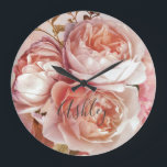 Monogram BOTANISCHE FLORALE PEONNEMINGENnaam Grote Klok<br><div class="desc">BOTANICAL FLORAL PEONY Name Monogram Large Wall Clock - Decoreer je thuis in stijl met deze prachtige wandklok met een prachtige bouquet van roze rozen en pony's, boven een prachtige roze en blauwe achtergrond van de waterverf. Een elegante, witte onderzochte laag die door een binnenste faux gouden bladslag wordt begrensd...</div>