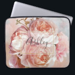 Monogram BOTANISCHE FLORALE PEONNEMINGENnaam Laptop Sleeve<br><div class="desc">BOTANICAL FLORAL PEONY Name Monogram computer sleeve - Bewaar uw computer in stijl met dit prachtige ontwerp met een prachtige verzameling roze rozen en pony's, boven een prachtige roze en blauwe achtergrond van de waterverf. Een elegante, witte onderzochte laag die door een binnenste faux gouden bladslag wordt begrensd lijsten de...</div>