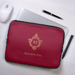 Monogram Bourgogne Elegante  Faux Gold Crest Laptop Sleeve<br><div class="desc">Een elegant bordeauxrood en gouden ontwerp met het monogram initiaal in een kam, aanbevolen voor een vrouw. De kam is faux gold folie, de achtergrond is bordeauxrood. Onder de kam, in kleine petten, is er de naam in gouden petten. De bloemenkam uit een oude boekomslagband, van het boek "Rust, Smut...</div>