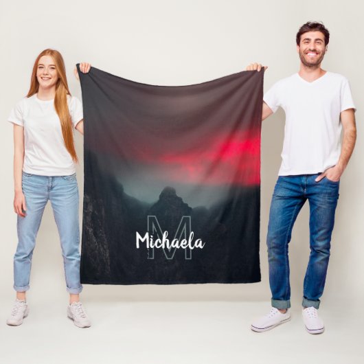 Monogram brandende wolken, mist en bergen fleece deken (In situ)