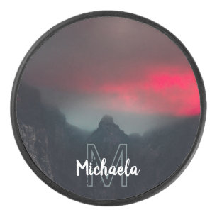 Monogram brandende wolken, mist en bergen hockey puck