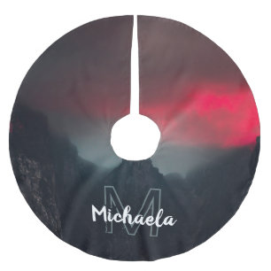 Monogram brandende wolken, mist en bergen kerstboom rok