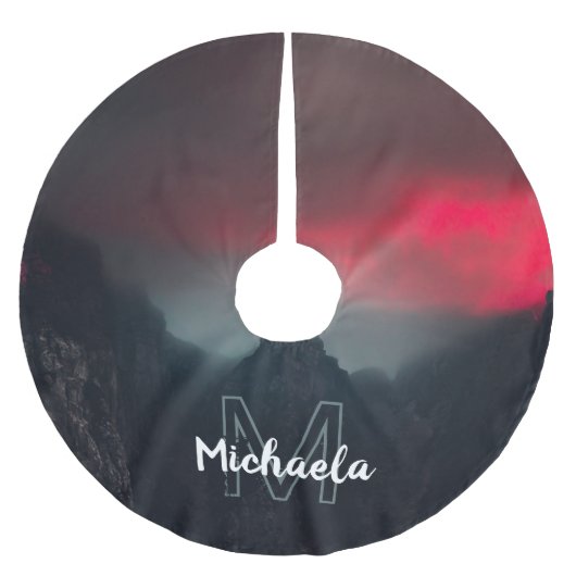 Monogram brandende wolken, mist en bergen kerstboom rok (Voorkant)