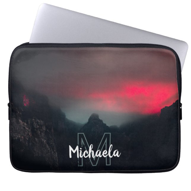 Monogram brandende wolken, mist en bergen laptop sleeve (Voorkant)