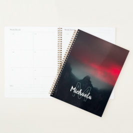 Monogram brandende wolken, mist en bergen planner