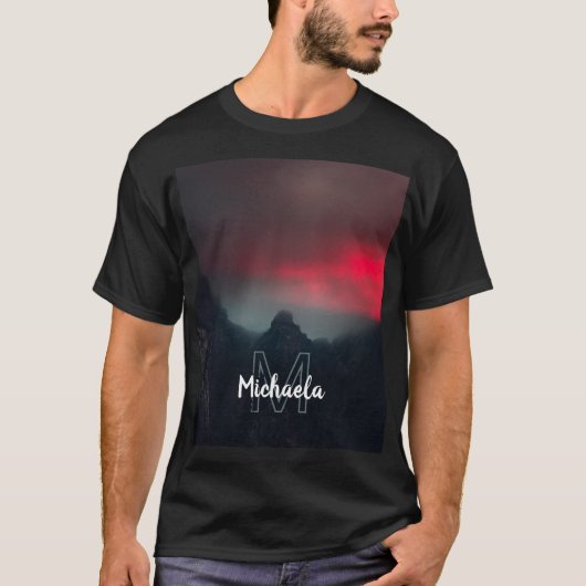 Monogram brandende wolken, mist en bergen t-shirt (Voorkant)