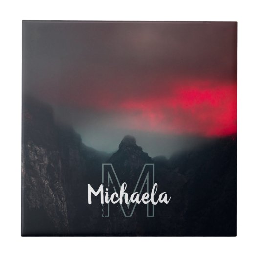 Monogram brandende wolken, mist en bergen tegeltje (Voorkant)