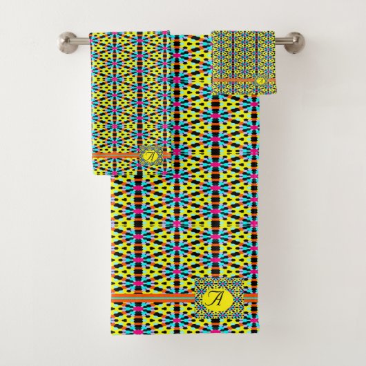 Monogram Bright Geel/Aqua/Rode Stripes/Driehoeken Bad Handdoek (Insitu)