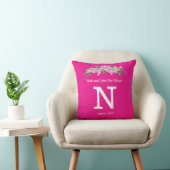 Monogram bruiloft met roze bloemen kussen (Stoel)