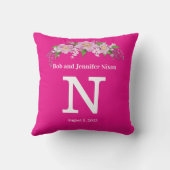 Monogram bruiloft met roze bloemen kussen (Achterkant)