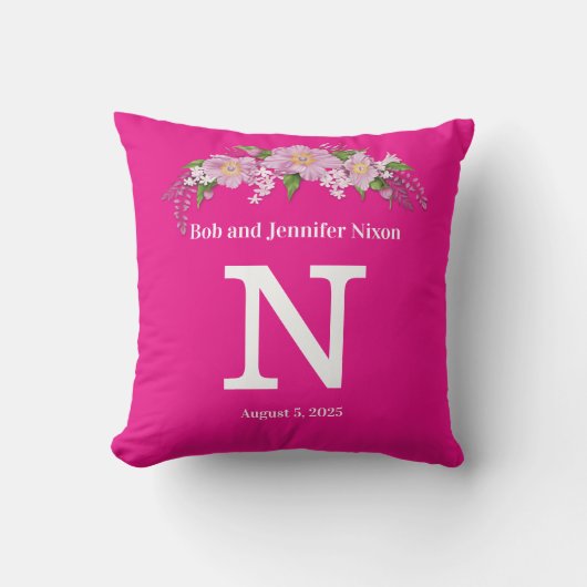 Monogram bruiloft met roze bloemen kussen (Voorkant)