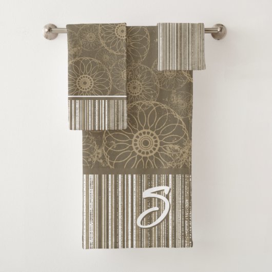 Monogram Bruin Boho Patroon en Witte Strepen Bad Handdoek (Insitu)