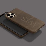Monogram bruin faux leer look mannelijk iPhone 15 case<br><div class="desc">lederen kijkend (PRINTED,  NOT REAL TEXTURE) donkerbruin masculine elegante iPhone draagtas met drie letters aangepast monogram.</div>