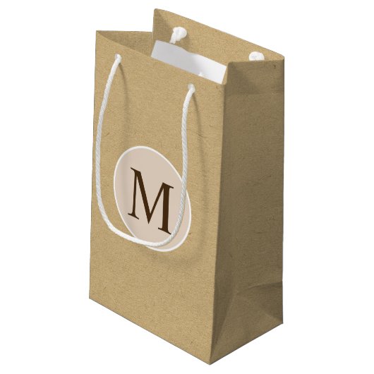 Monogram Bruin Kraft Paper Textuur Klein Cadeauzakje (Achterkant Gekanteld)