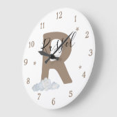 Monogram Bruine Baby Initiaal Naam Nursery Muur Grote Klok (Hoek)