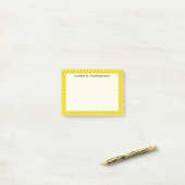 Monogram Bruine Bijenkorf op Geel Post-it® Notes (Op bureau)