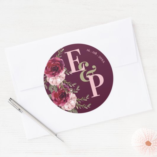 Monogram Burgundy Blush Pink Floral Weddenschap Ronde Sticker (Envelop)