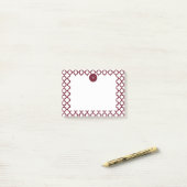 Monogram Burgundy en White Quatrefoil Pattern Post-it® Notes (Op bureau)