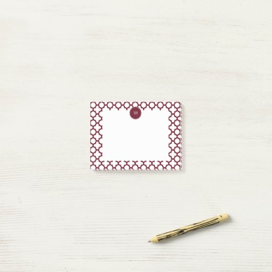 Monogram Burgundy en White Quatrefoil Pattern Post-it® Notes (Op bureau)