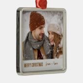 Monogram cadeau Vrolijk Kerst Schattige paar Bruin Metalen Ornament (Rechts)