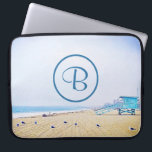 Monogram California Beach Lifeguard Booth Foto Laptop Sleeve<br><div class="desc">Ontspan, adem en verken de eenzaamheid van een leeg Californisch strand met deze prachtige, pastelkleurige fotografie op maat gemaakte monogram neopreen laptophoes. Deze laptophoes is verkrijgbaar in drie formaten: 15, 13 en 10 inch. Maakt een geweldig cadeau voor iemand speciaal! Typ gewoon de monogrambrief van uw keuze en u kunt...</div>