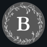 Monogram Chalkboard Wreatstickers Ronde Sticker<br><div class="desc">Een eenvoudige handgetekende witte bloemenkrans op een krijtbordachtergrond. Gemakkelijk - aan te passen - monogram voor elke gelegenheid!</div>