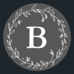 Monogram Chalkboard Wreatstickers Ronde Sticker<br><div class="desc">Een eenvoudige handgetekende witte bloemenkrans op een krijtbordachtergrond. Gemakkelijk - aan te passen - monogram voor elke gelegenheid!</div>