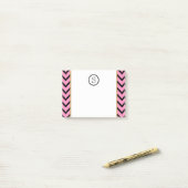 Monogram chevron gepersonaliseerd roze zwart goud post-it® notes (Op bureau)