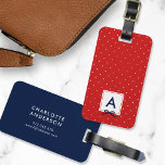 Monogram Chic Blue Ribbon Red Polka Dot. Bagagelabel<br><div class="desc">Reizen in stijl met dit bagagelabel van het chromoonmonogram met een rood vierkant met een blauw lintje tegen een rood en wit puntpatroon van de polka. Pas het aan door de placeholder tekst te vervangen. Voor meer opties zoals het veranderen van de doopvont en het is grootte/kleur of het uit...</div>