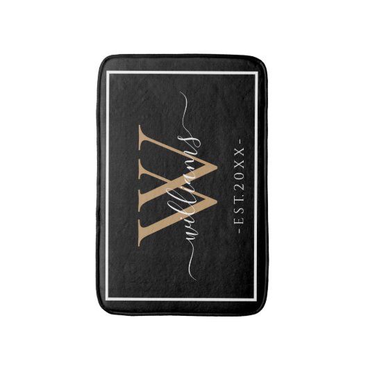 Monogram Chic Gouden Script Namen Trouwdatum Zwart Badmat (Voorkant Verticaal)