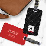 Monogram Chic Red Ribbon Polka Dot Black Bagagelabel<br><div class="desc">Reizen in stijl met dit bagagelabel van het kerkmonogram met een zwart vierkant met een rood lint tegen een zwart-wit puntpatroon. Pas het aan door de placeholder tekst te vervangen. Voor meer opties zoals het veranderen van de doopvont en het is grootte/kleur of het uit elkaar plaatsen tussen brieven klik...</div>
