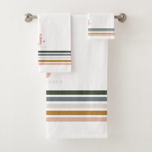 Monogram Chic Retro Stripes Bad Handdoek (Insitu)