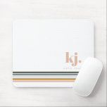 Monogram Chic Retro Stripes Muismat<br><div class="desc">Een minimalistisch monogram met grote typografie-initialen in een klassiek lettertype met jouw naam hieronder en kleurrijke strips voor de rode regenboog. Persoonlijke muiskussens zijn het antwoord op een sens bureau. Medewerkers, leraren en vrienden zullen van onze muizenkussens houden. Zorg ervoor dat je er eentje voor jezelf koopt om je beroepsleven...</div>