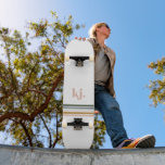 Monogram Chic Retro Stripes Persoonlijk Skateboard<br><div class="desc">Een minimalistisch monogram met grote typografie-initialen in een klassiek lettertype met jouw naam hieronder en kleurrijke strips voor de rode regenboog. Voeg uw douanetekst aan dit ontwerp toe door de "Edit this design sjabloon"vakjes op de rechterkant van het punt te gebruiken of de blauwe "Customize it"knoop te klikken om de...</div>