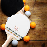 Monogram Chic Retro Stripes Tafeltennisbatje<br><div class="desc">Onze gepersonaliseerde peddels maken ideale geschenken voor elke gelegenheid. Een minimalistisch monogram met grote typografie-initialen in een klassiek lettertype met jouw naam hieronder en kleurrijke strips voor de rode regenboog. Voeg uw douanetekst aan dit ontwerp toe door de "Edit this design sjabloon"vakjes op de rechterkant van het punt te gebruiken...</div>