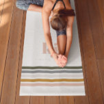 Monogram Chic Retro Stripes Yogamat<br><div class="desc">Creëer uw eigen unieke en gepersonaliseerde monogrammed douane gedrukte yoga mat. Wees anders, of je nu bent. Een minimalistisch monogram met grote typografie-initialen in een klassiek lettertype met jouw naam hieronder en kleurrijke strips voor de rode regenboog. Voeg uw douanetekst aan dit ontwerp toe door de "Edit this design sjabloon"vakjes...</div>