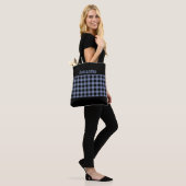 Monogram Chic Zwart en Blauw Buffalo Plaid Trendy Tote Bag (Op model)