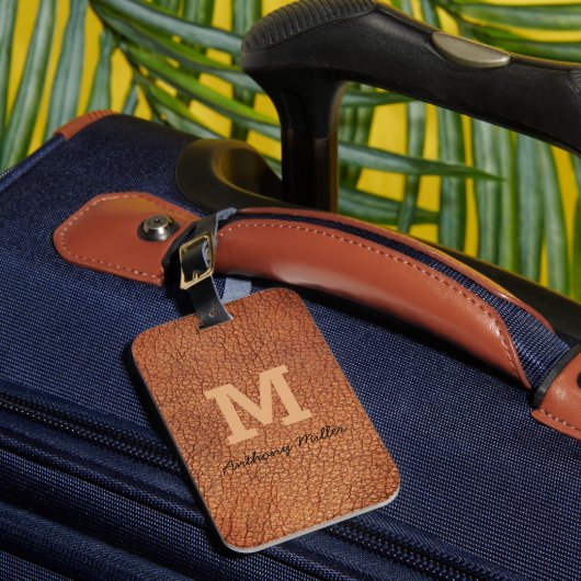 Monogram Chique Bruin Leer Naam Script Modern Bagagelabel (Voorkant Insitu 1)