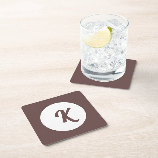 Monogram chocolade pruim en wit kartonnen onderzetters (Insitu)