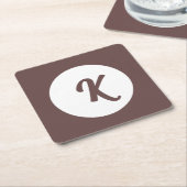 Monogram chocolade pruim en wit kartonnen onderzetters (Schuin)
