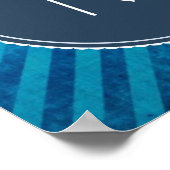 Monogram Cirkel op blauwe diagonale strepen Poster (Hoek)