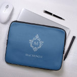Monogram Classic Blue  Elegant Crest Naam Laptop Sleeve<br><div class="desc">Een klassiek blauw en zilverkleurig ontwerp met het monogram initiaal in een kam, aanbevolen voor een man. De kam is faux silver folie, de achtergrond is klassiek blauw. Onder de kam staat de naam in grijs pet. De bloemenkam uit een oude boekomslagband, van het boek "Rust, Smut Mildew & Mold",...</div>