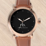 Monogram Classic Elegant Minimal Black en White Horloge<br><div class="desc">Een minimalistisch monogram ontwerp met grote typografische initialen in een klassieke doopvont met jouw naam hieronder op een eenvoudige zwarte achtergrond. Het perfecte aangepast cadeau of accessoire!</div>