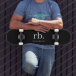 Monogram Classic Elegant Minimal Black en White Persoonlijk Skateboard<br><div class="desc">Een minimalistisch monogram ontwerp met grote typografische initialen in een klassieke doopvont met jouw naam hieronder op een eenvoudige zwarte achtergrond. Het perfecte aangepast cadeau of accessoire!</div>